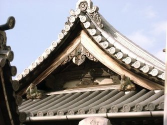 茶くれん寺の屋根の置物